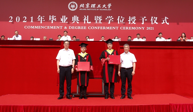 校长书记赠送澳门太阳城app定制款学位服和雨伞-郭强.JPG