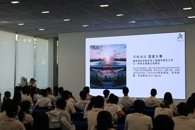 太阳城app师生听取新区规划讲解.jpg