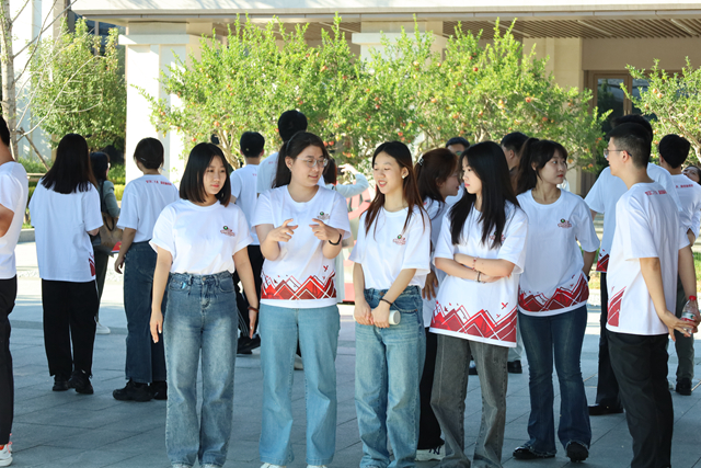澳门太阳城app师生听取新区介绍并交流感想.jpg