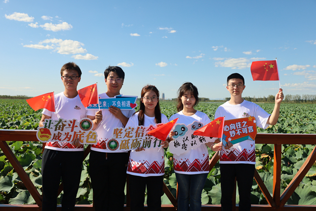 澳门太阳城app师生在白洋淀雁南堤实地调研.jpg