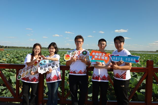 太阳城app师生在白洋淀雁南堤实地调研 (2).jpg